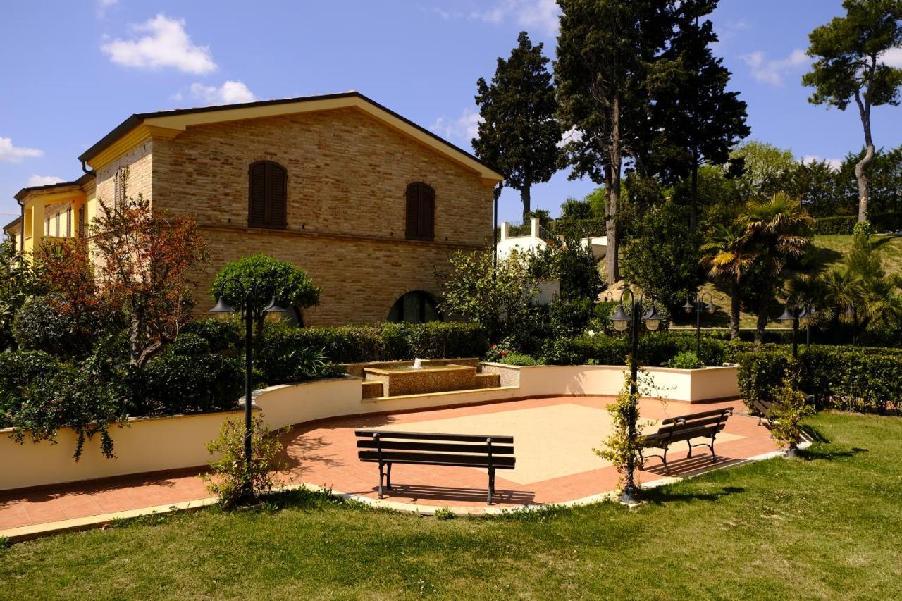 Hotel L'Antico Uliveto Porto Potenza Picena Exterior foto